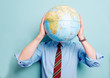 Photo: Mann versteckt sich hinter Globus Mann versteckt sich hinter Globus