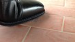 Sigaretta spenta con la scarpa sul pavimento