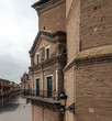 Calle de Alaejos con balcón e iglesia
