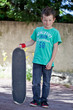 Jeune garçon et son skateboard