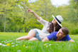 pärchen auf der wiese