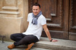 Homme (40s) détendu, heureux et souriant