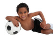 Dunkelhäutiger Junge mit Ball und Trikot im Deutschland-Look