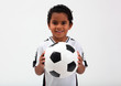 Dunkelhäutiger Junge mit Ball und Trikot im Deutschland-Look