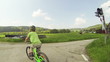 Kind fährt mit dem Fahrrad üner einen Bahnübergang