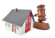 Foto: Gavel and house model isolated on white background Gavel and house model isolated on white background