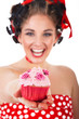 Sexy Frau überreicht lachend Cupcake
