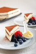 Foto: tiramisu dessert with berries and cream tiramisu dessert with berries and cream