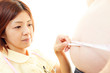 肥満の患者のお腹に驚くナース