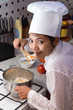 Foto: Asian woman to cook in the kitchen Asian woman to cook in the kitchen