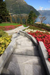vialetto e giardino fiorito a Faggeto Lario - lago di Como