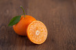Foto: fresh oranges on the brown wooden table fresh oranges on the brown wooden table