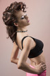 Foto: brunette female with curly hair-style brunette female with curly hair-style