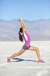 Foto: Fitness yoga woman stretching warrior one pose Fitness yoga woman stretching warrior one pose
