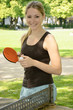 Foto: Junge Frau spielt Tischtennis Junge Frau spielt Tischtennis