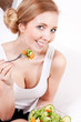 Photo: lachende junge frau isst gesunden salat lachende junge frau isst gesunden salat