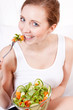 Photo: lachende junge frau isst gesunden salat lachende junge frau isst gesunden salat