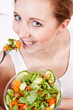 Photo: lachende junge frau isst gesunden salat lachende junge frau isst gesunden salat