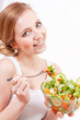 Photo: lachende junge frau isst gesunden salat lachende junge frau isst gesunden salat