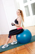 junge attractive frau macht einen workout stretch übungen fitne