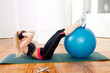 junge attractive frau macht einen workout stretch übungen fitne