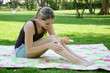 Junge Frau mit Sonnenmilch