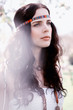 Junge attraktive brunette Frau mit Stirnbadn im Sommer im Park