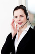 Junge brünette Frau arbeitet in einem callcenter mit headset