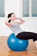 junge attractive frau macht einen workout stretch übungen fitne