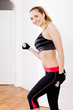 junge attractive frau macht einen workout stretch übungen fitne