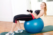 junge attractive frau macht einen workout stretch übungen fitne