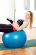 junge attractive frau macht einen workout stretch übungen fitne