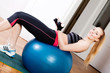 junge attractive frau macht einen workout stretch übungen fitne