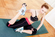 junge attractive frau macht einen workout stretch übungen fitne