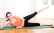 junge attractive frau macht einen workout stretch übungen fitne