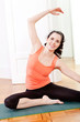 junge attractive frau macht einen workout stretch übungen fitne