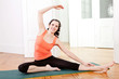 junge attractive frau macht einen workout stretch übungen fitne