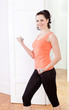 junge attractive frau macht einen workout stretch übungen fitne