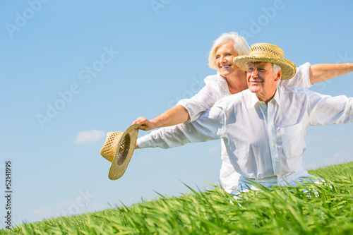 Photo: rentnerpärchen im feld rentnerpärchen im feld