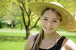 Foto: Junge Frau mit Sommerhut im Park Junge Frau mit Sommerhut im Park