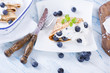 Pfannkuchen mit Cremefüllung und Blaubeeren