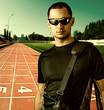 Foto: man with black sunglasses at stadium man with black sunglasses at stadium