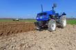 Foto: Tractor on a spring field Tractor on a spring field