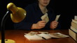 Vídeo: Woman in bathrobe counting money at night Woman in bathrobe counting money at night