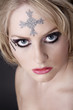 Beauty Gothic Frau mit Kreutz auf Stirn