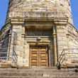 Eingang zum Bismarckturm aus der Froschperspektive