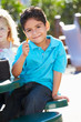 Foto: Elementary Pupil Sitting At Table Eating Lunch Elementary Pupil Sitting At Table Eating Lunch
