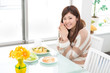 食事をする女性