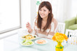 食事をする女性