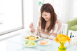 食事をする女性